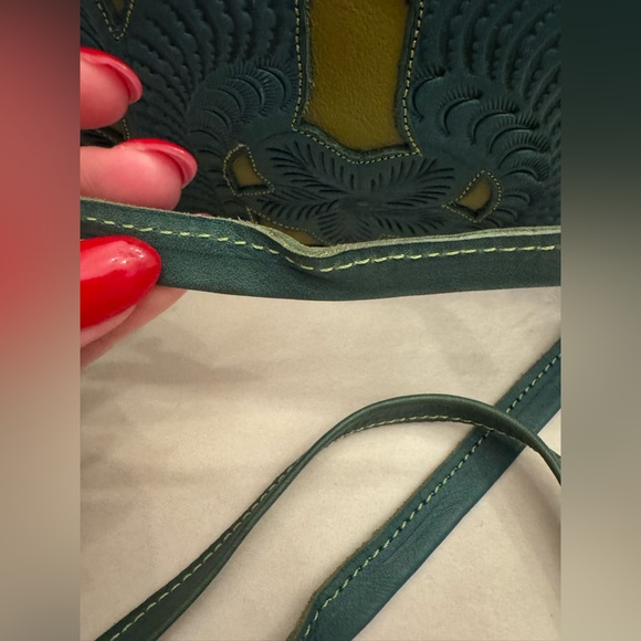 *SOLD ON ANOTHER PLATFORM* Leaders in Leather Crossbody w/ Convertible Straps - Picture 5 of 10